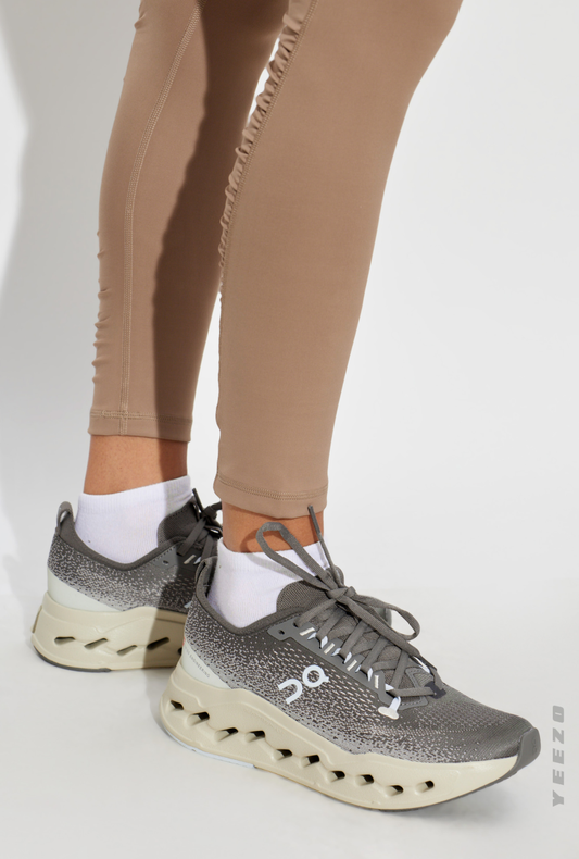 Tênis On Cloudsurfer Max feminino