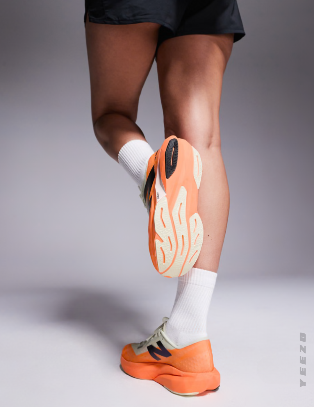 Tênis New Balance FuelCell Rebel V4 Creme e Laranja feminino