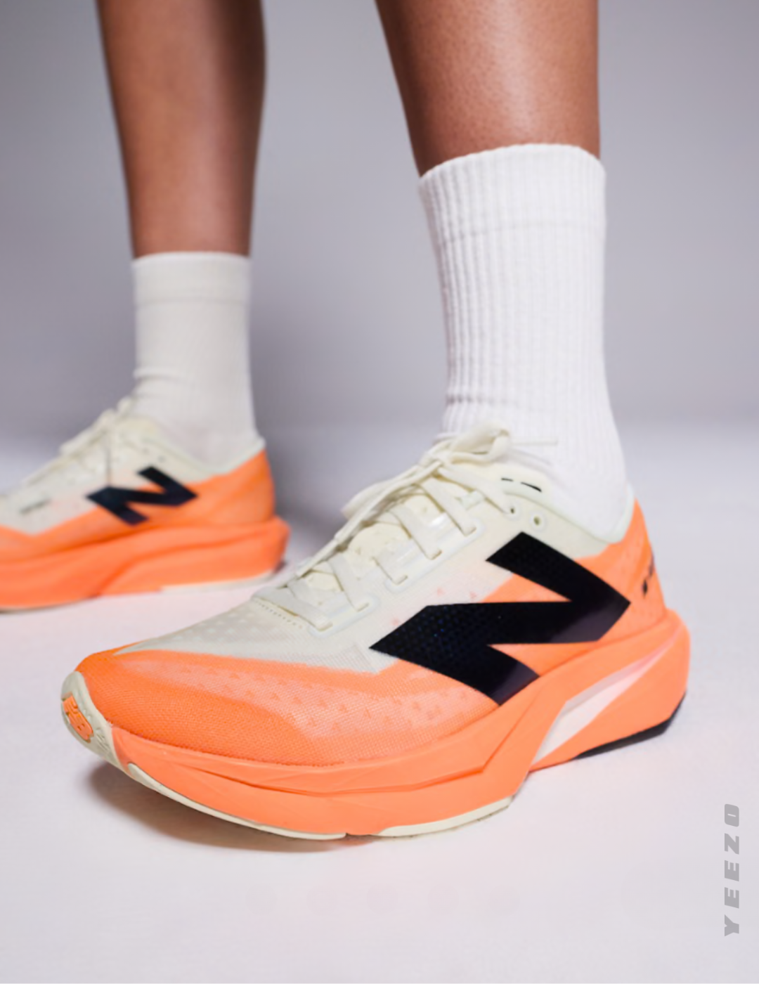 Tênis New Balance FuelCell Rebel V4 Creme e Laranja feminino