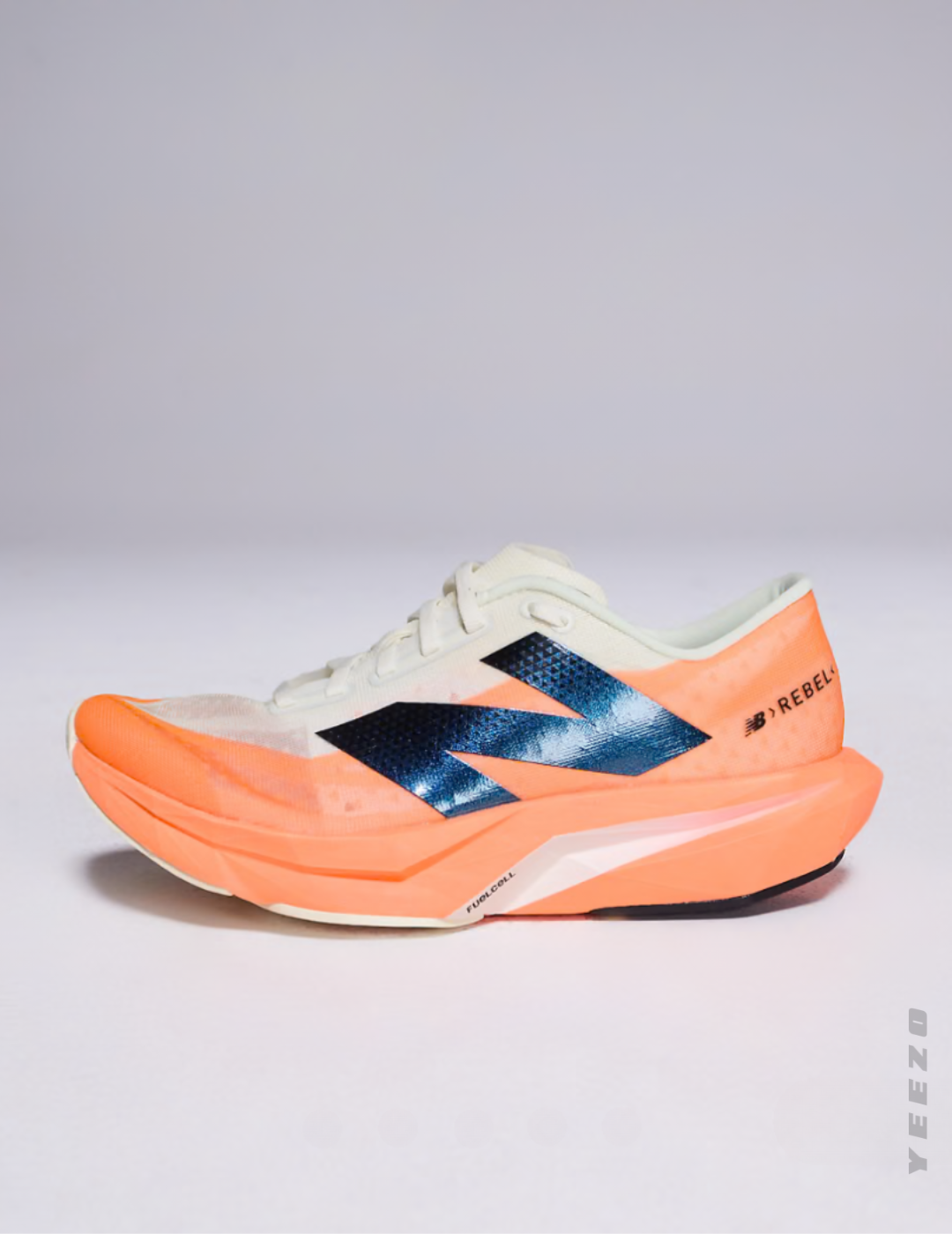 Tênis New Balance FuelCell Rebel V4 Creme e Laranja feminino